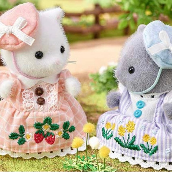 Calico Critters Strawberry and Dandelion Embroidery Limited Edition Gift Set - Picture 6 of 11